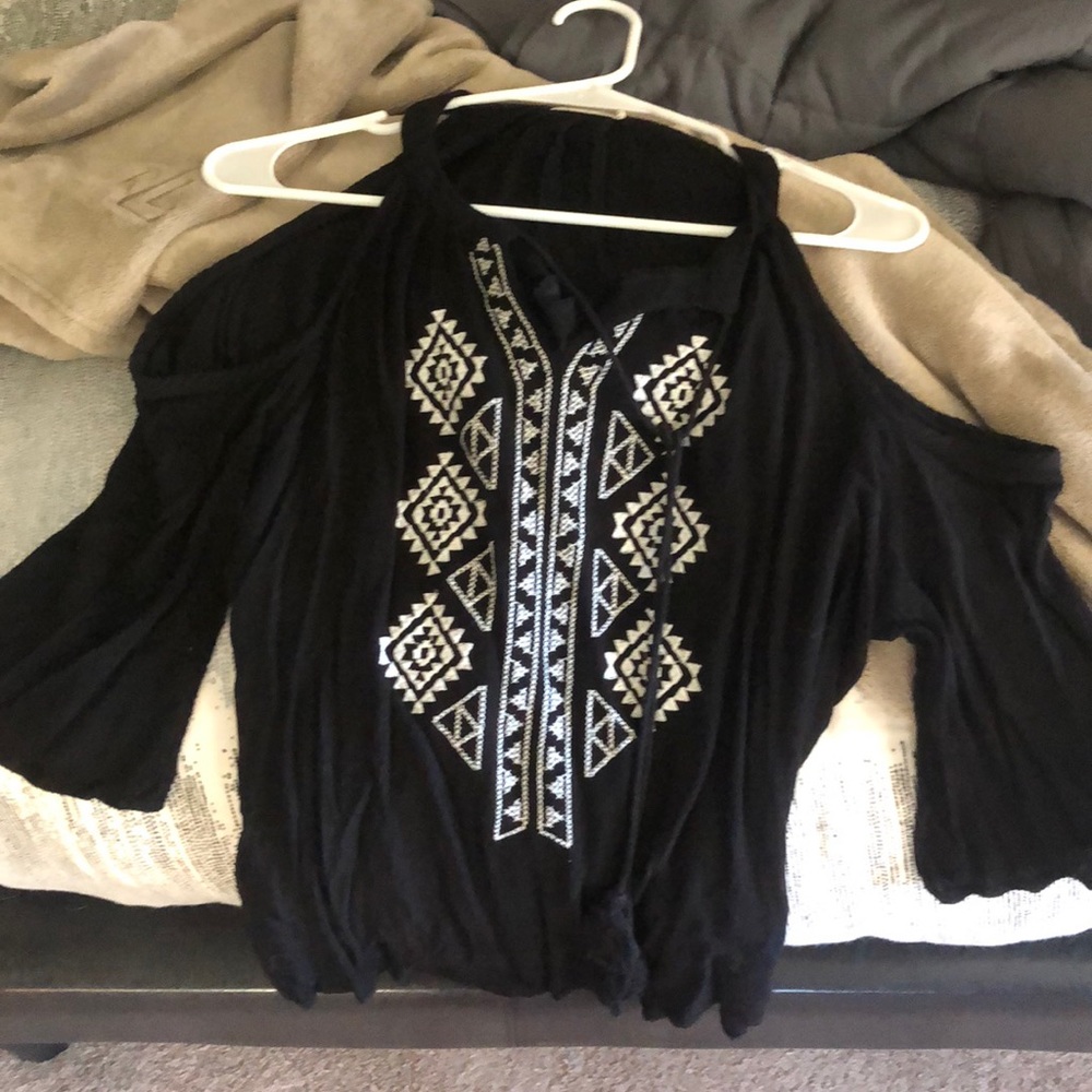 Like new Cutout Shoulder top